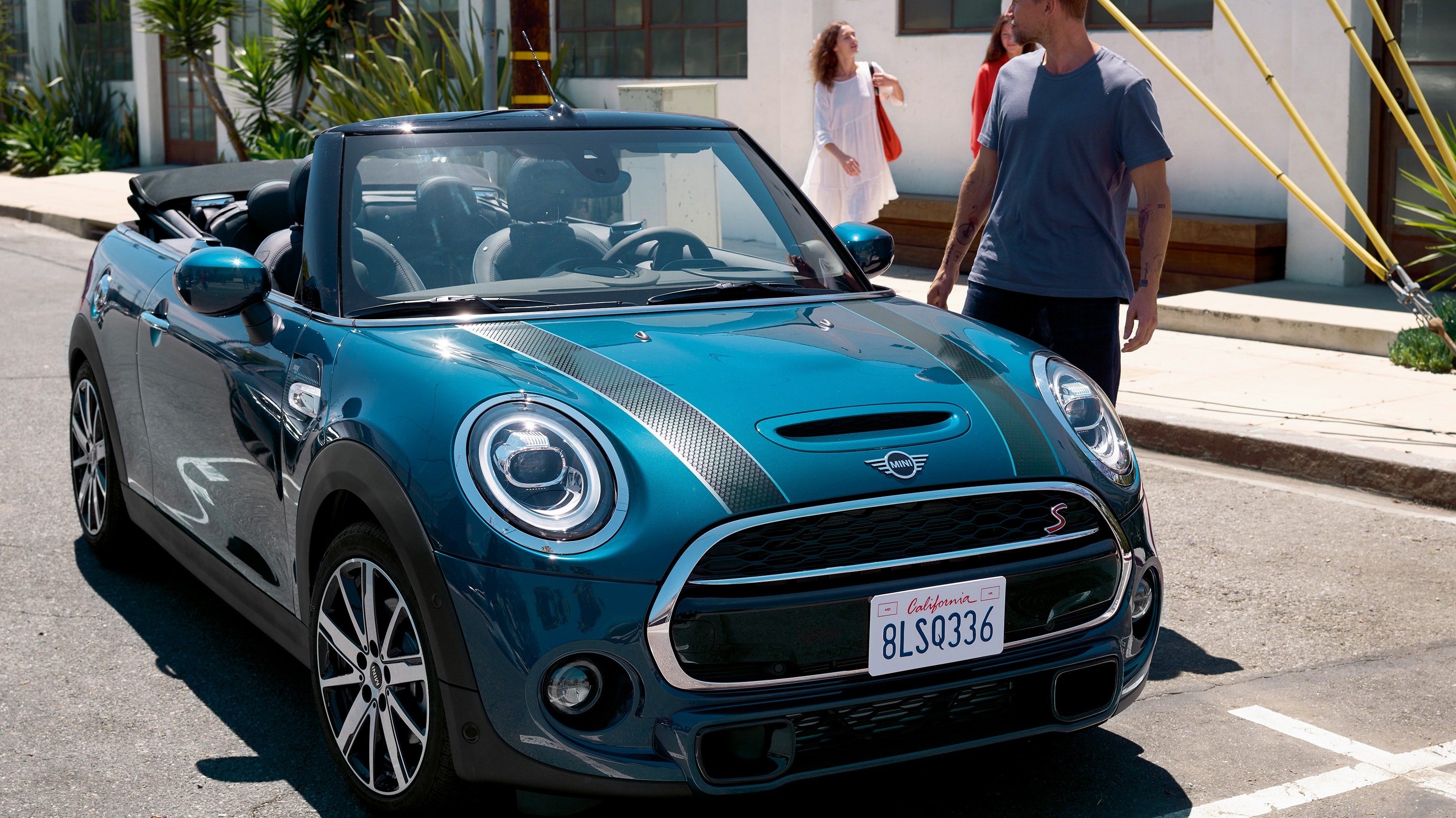 MINI Convertible Sidewalk Edition – blue and black – front view MINI Convertible Sidewalk Edition – blue and black – front view